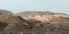 Panorama skalistego, pustynnego krajobrazu na Marsie pod jasnym niebem