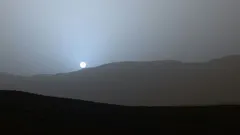 Wschód słońca nad mglistymi wzgórzami o zmierzchu