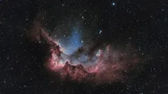 Kolorowa mgławica w kosmosie, gwiazdy na tle ciemnego nieba, zdjęcie astronomiczne