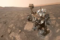 Łazik marsjański badający powierzchnię Marsa w skalistym terenie