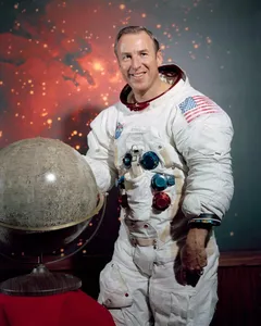 Astronauta w skafandrze kosmicznym obok globusa Księżyca, tło kosmiczne, NASA